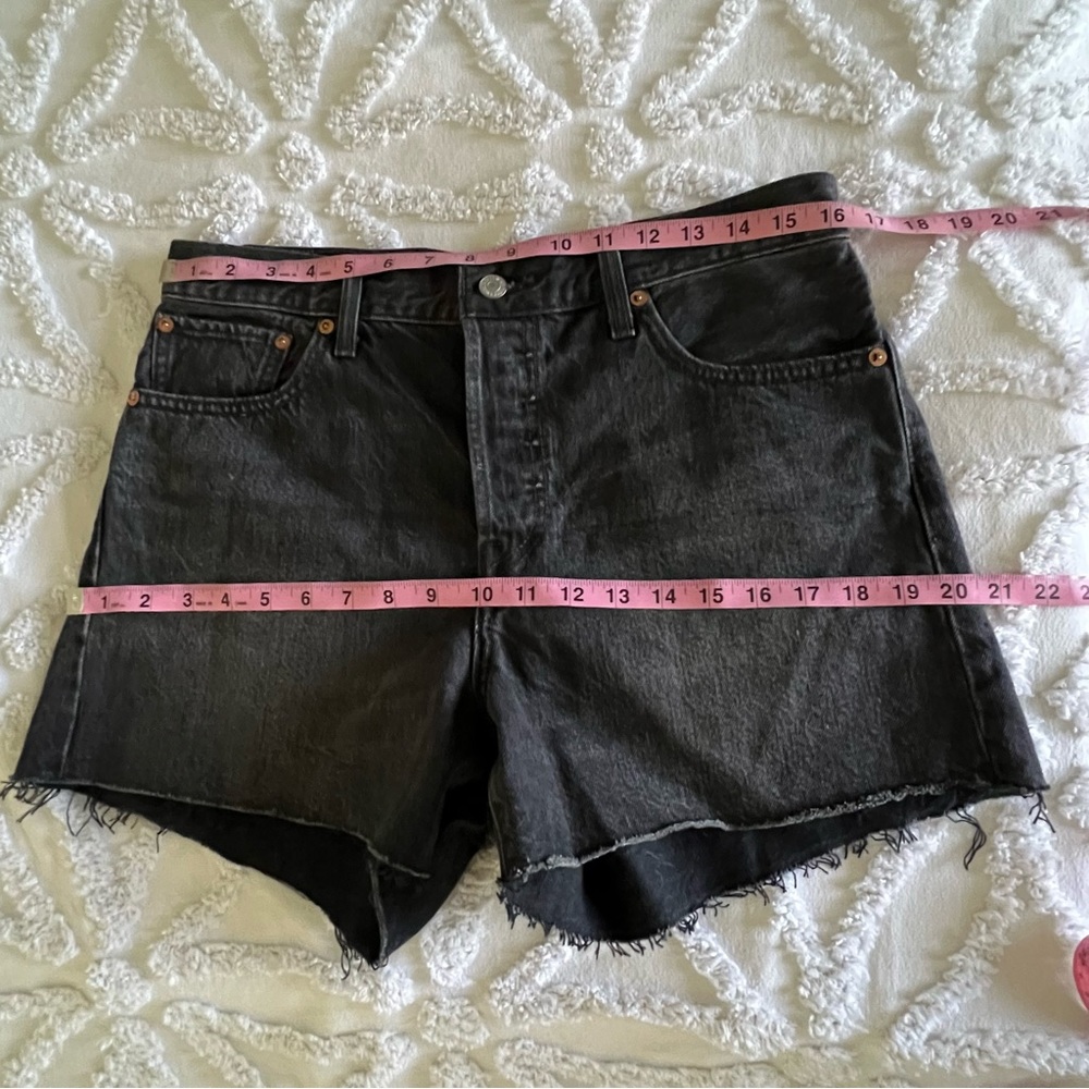 Levi's Wedgie Washed Black Shorts Dark Gray Button Fly Frayed Hem Size 31 - Picture 10 of 13